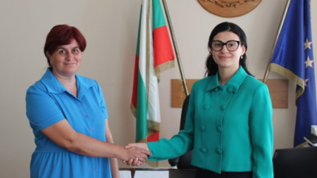 Областният управител Ани Арутюнян (вдясно) поздрави Ирена Николова за назначаването ѝ на поста. 
