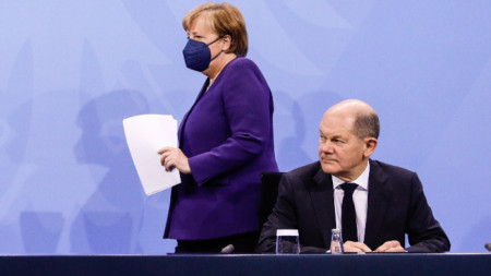 Канцлерката на Германия Ангела Меркел и вероятният неин наследник Олаф Шолц по време на срещата с лидерите на германските провинции - Берлин, 2 декември 2021