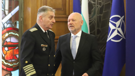 Началникът на отбраната адмирал Емил Ефтимов и министърът на отбраната в оставка Тодор Тагарев