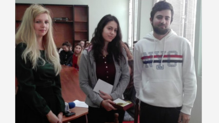 Рая Стефанова (в средата) с двама от инициаторите на конкурса, Авадра и Кристиян, по време на награждаването в езиковата гимназия във Видин.