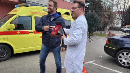 Dr. Blagomir Zdravkov receives the keys to the ambulance from Lazar Radkov and hands him a plaque