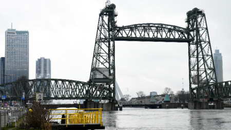 Пристанищният нидерландски град Ротердам не е получавал искане за временно