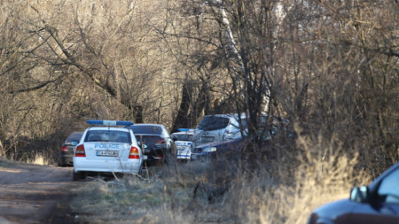 Близо до мястото край село Локорско, където беше открит камион с мигранти, 18 от тях - починали - 17.02.2023