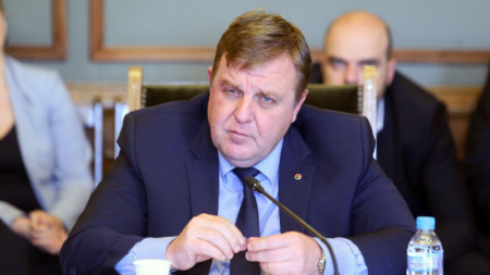 Министър Красимир Каракачанов на заседанието на парламентарната комисия по отбрана.