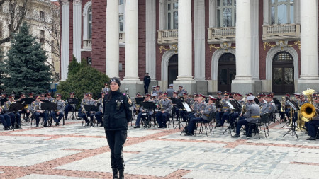 В градинката пред Народния театър в София Гвардейският представителен духов оркестър изнася концерт по повод навършването на 18 години от присъединяването на България към НАТО.