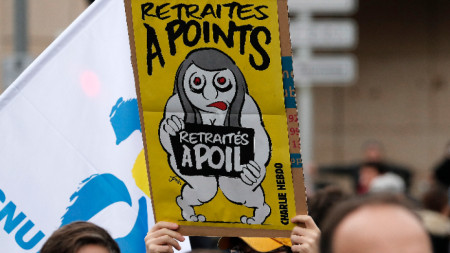 Протестиращи срещу пенсионната реформа във Франция издигат карикатурен плакат