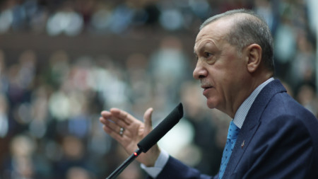 Türkiye Cumhurbaşkanı Recep Tayyip Erdoğan, ülkede meydana gelen depremler sebebiyle 7 gün süreyle milli yas ilan edildiğini açıkladı.
