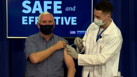 Майк Пенс е ваксиниран срещу Covid-19 