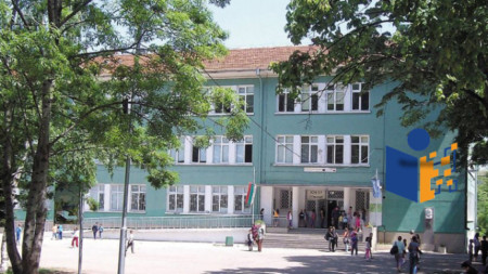 104 основно училище „Захари Стоянов“ (на снимката) в София е едно от 5-те, откриващи допълнителна паралелка. Останалите са 159-о, 8-о, 15-о и 26-о.