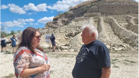 La viceministra de Cultura Amelia Guesheva y el jefe de las excavaciones en el complejo prehistórico 