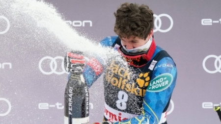 Американецът Райън Кокрън-Сийгъл спечели първа победа в кариерата си за Световната купа по ски-алпийски дисциплини, след като триумфира в супергигантския слалом в Бормио