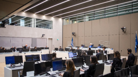 Общ изглед на съдебна зала на Международния наказателен съд (ICC, МНС) в Хага, април 2022 г.