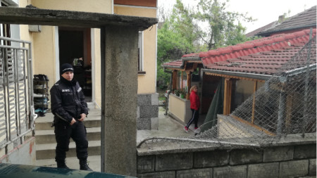 Ромският квартал „Калтинец“ в Горна Оряховица е блокиран от полиция и жандармерия