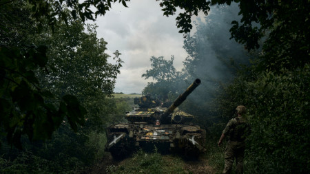 Украински танк се придвижва към позиция в близост до Бахмут, 17 юни 2023 г.