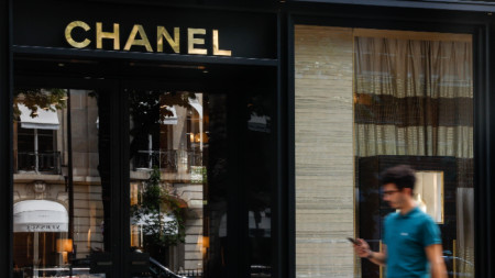 Магазинът на Chanel в Париж - френските луксозни марки са сред сериозно засегнатите след влизането в сила на 15% мита, наложени за продуктите от ЕС, влизащи в САЩ от 7 август.