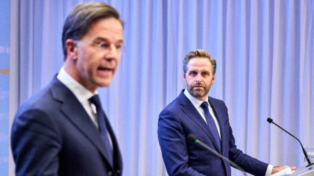 Премиерът на Нидерландия Рюте и министърът на общественото здраве, благосъстоянието и спорта Де Йонг (вдясно).