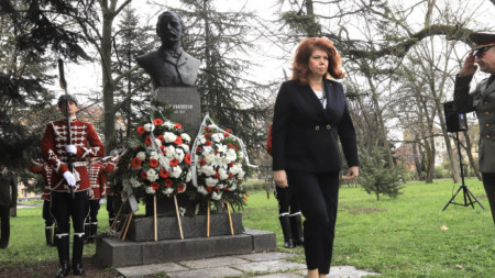 Вицепрезидентът Илияна Йотова поднесе днес цветя пред паметника на Раковски в Борисовата градина в София по повод 200 години от рождението му.
