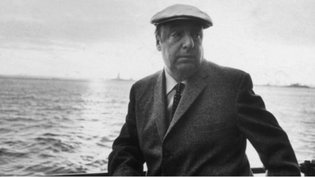 Pablo Neruda a bordo de un barco en Nueva York en 1966.
