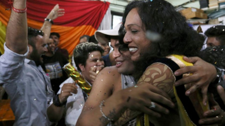 Активисти на ЛГБТ общността в Индия се радват в Мумбай на решението на Върховния съд на страната.