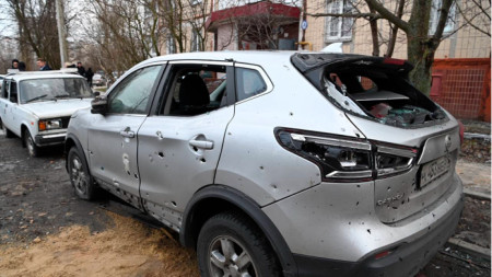 Автомобил, повреден при обстрел на Белгородска област предишен ден. 