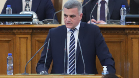 Министърът на отбраната Стефан Янев говори от трибуната на Народното събрание