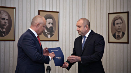 BSP'den Georgi Svilenski, yerine getiremediği hükümeti kurma görevini Cumhurbaşkanı Rumen Radev'e iade etti. 