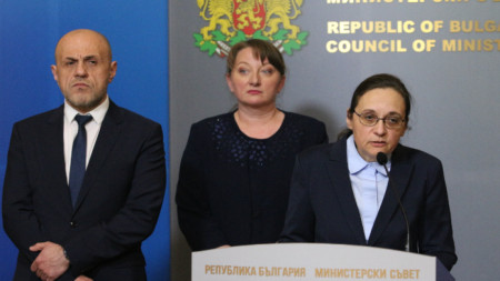 Томислав Дончев, Деница Сачева и Жени Начева (вдясно) дадоха пресконференция в Министерски съвет.