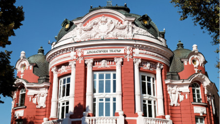 На 6 април 1947 г е учредена Варненската държавна опера