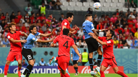 Момент от мача Уругвай (в небесносини фланелки) и Южна Корея.