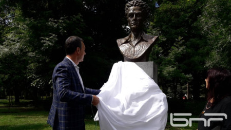 С тържествена церемония днес беше открит бюст паметника на художника Петко