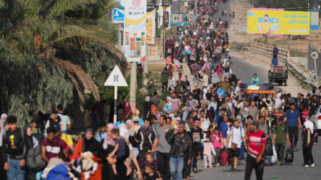 Палестинци бягат към южната част на Газа. 