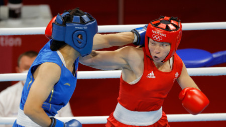 Олимпийската шампионка от Токио Лорън Прайс (вдясно) няма да боксира в Ню Делхи.