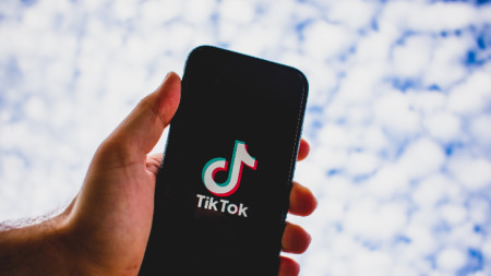Френското правителство забрани в петък използването на приложението TikTok на