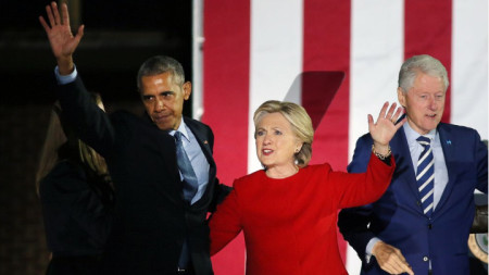 Барак Обама, Хилъри Клинтън и съпругът ѝ Бил Клинтън на предизборен митинг през 2016 г.