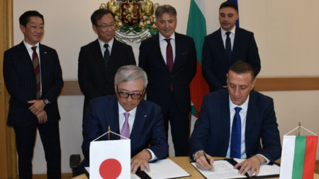 LB Bulgaricum EAD CEO Zhivko Zhivkov and Meiji Executive Officer Shigeru Taniguchi signing the contract on October 17, Sofia.