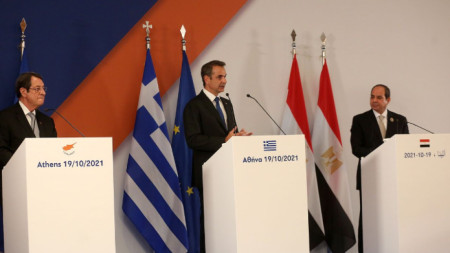Никос Анастасиадис, Кириакос Мицотакис и Абдел Фатах ас Сиси на пресконференция след срещата в Атина.