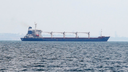 Товарен кораб под флага на Сиера Леоне, натоварен с над 26 000 тона царевица, напуска пристанището на Одеса, 1 август 2022 г. 