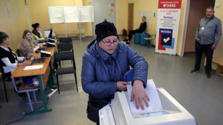 Избирателка по време на гласуване в секция в Москва, 11 септември 2022 г.