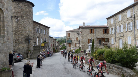Участници в колоездачното състезание „Критериум дю Дофине“ преминават през село Шамбон-сюр-Линьон през 2017 г.