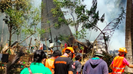 Самолетът С-130 се разбил след дървета край пистата за кацане на остров Холо, в южната част на Филипините.