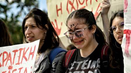 Момиче плаче по време на протестите след смъртоносна влакова катастрофа, отнела живота на най-малко 57 души, Атина, 8 март 2023 г. 
