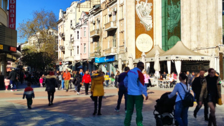 Младите семейства в Пловдив предпочетоха първо разходката, а след това гласуването. 