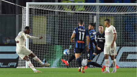 Рафаел Леао вкарва третия гол за Милан.