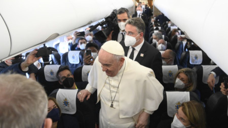 Папа Франциск в самолета на път от Рим за Малта 