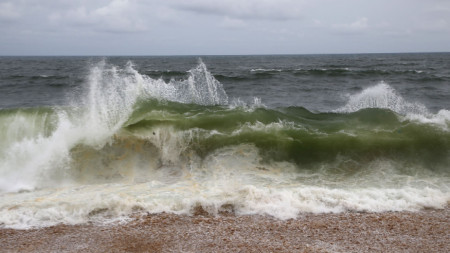 Вълните се разбиват на плаж в Абиджан, Кот д'Ивоар - юни 2020 г. 