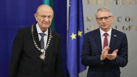Prof. Kiril Topalov (stânga) și premierul bulgar acad. Nikolay Denkov