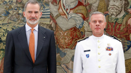 Кралят на Испания Фелипе VI (вляво) и председателят на Военния комитет на НАТО Роб Бауер преди разговорите им, проведени в рамките на срещата на върха на НАТО в Мадрид, 30 юни 2022 г.