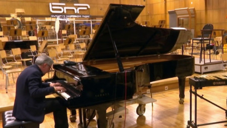 Италианският пианист Джовани Мирабаси
