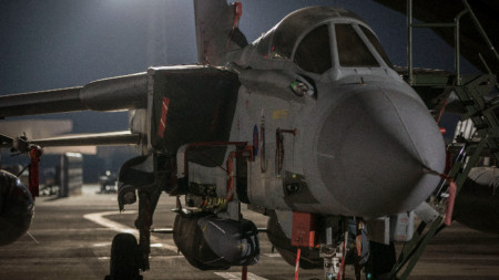 Боен самолет Tornado на британските кралски ВВС (RAF), въоръжен с две Storm Shadows (крилати ракети с въздушно изстрелване), архив, в британската военна база Akrotiri в Кипър.