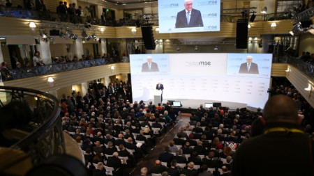 Германският президент Фран-Валтер Щайнмайер открива конференцията по сигурността в Мюнхен.